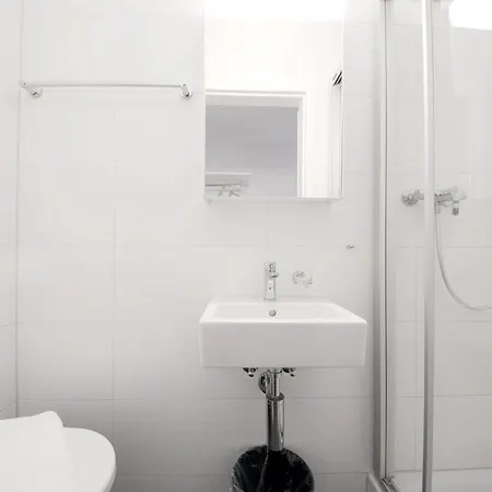 Апартаменты Hitrental Station *